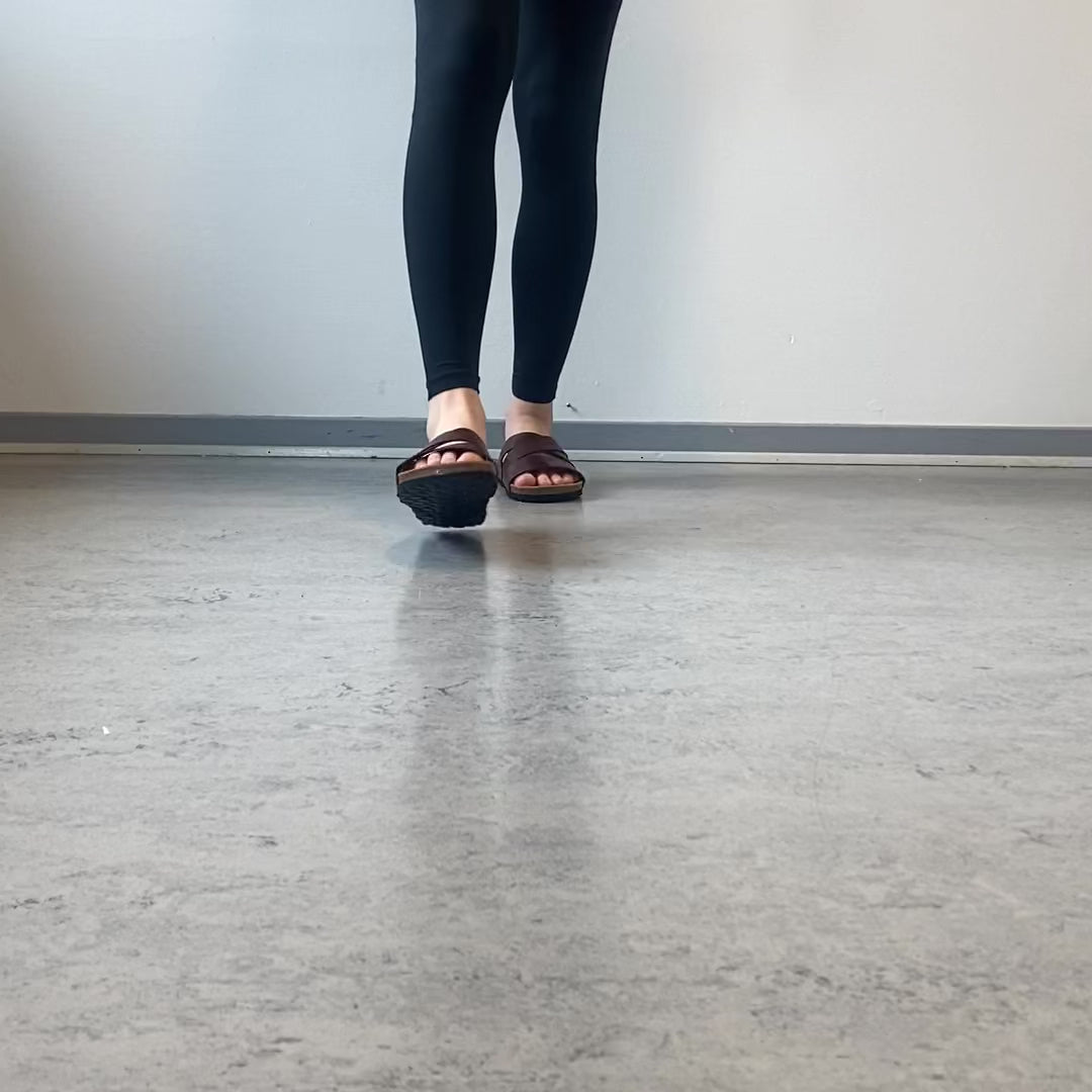 Indlæs video: Slip on sandal i brun glat skind med krydsremme – komfort &amp; støtte