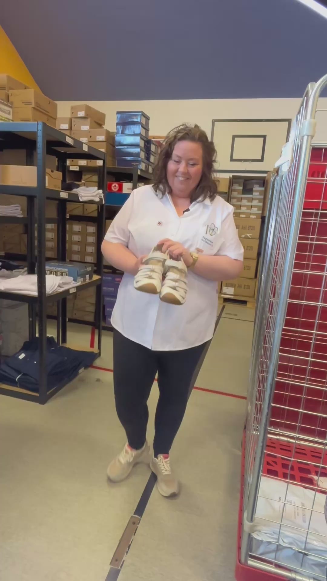 Indlæs video: Beige Teva Tirra lukket sandal med tåbeskyttelse og stødabsorbering