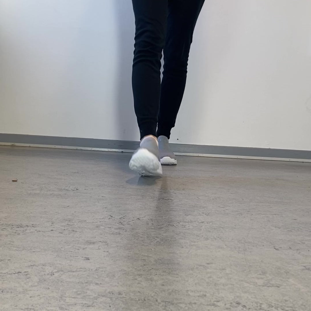 Indlæs video: Grå slip-on komfort sneaker med stødabsorbering &amp; åndbart strik