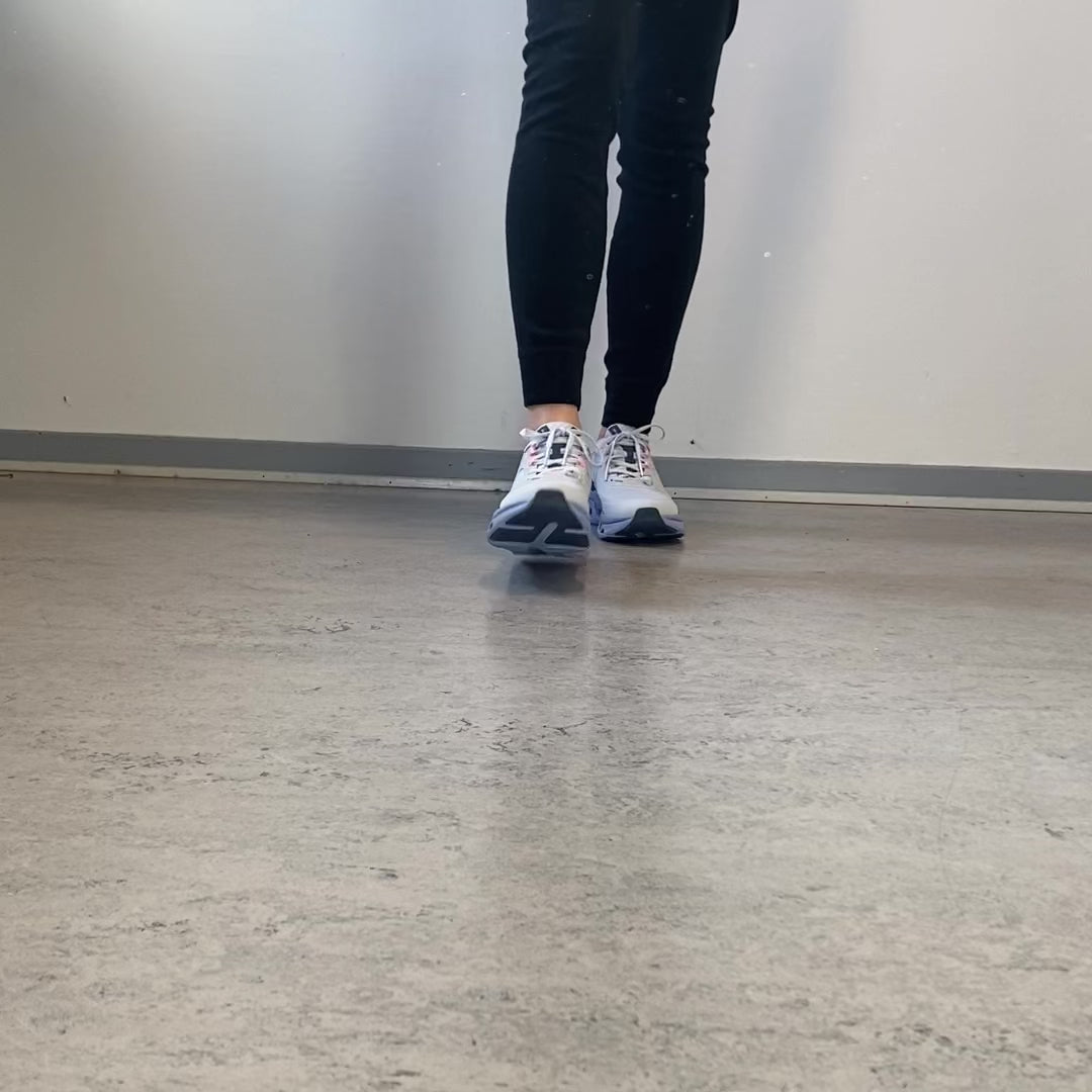 Indlæs video: Skechers Glide-Step Aldus i lys blå – slip in sneaker med svangstøtte