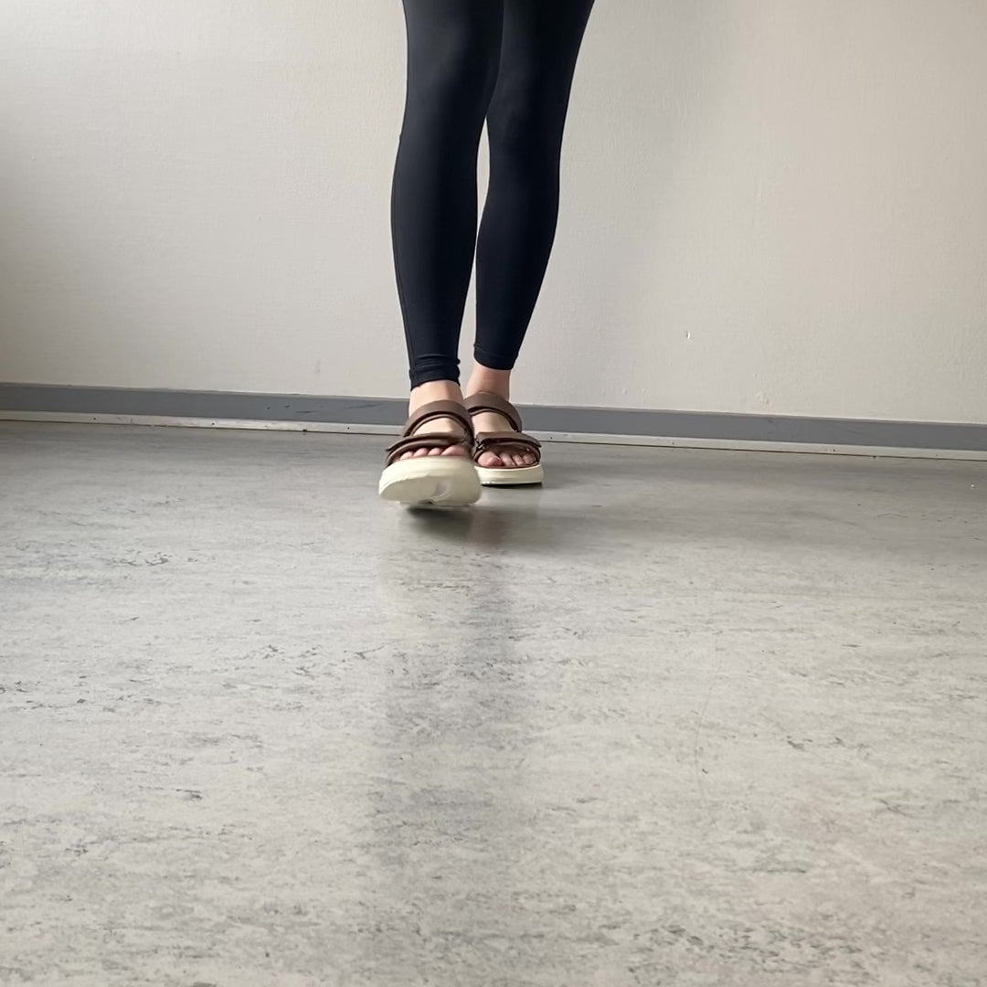 Indlæs video: Gaitline sandal – brun sandal med stødabsorberende IGNITE skum