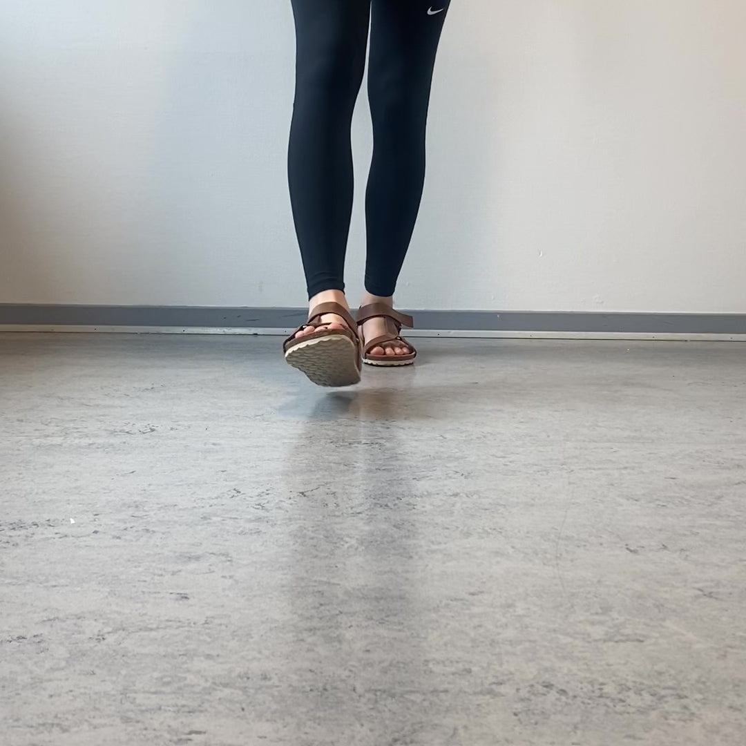 Indlæs video: Crazy Brandi sandal i brun skind – komfort sandal