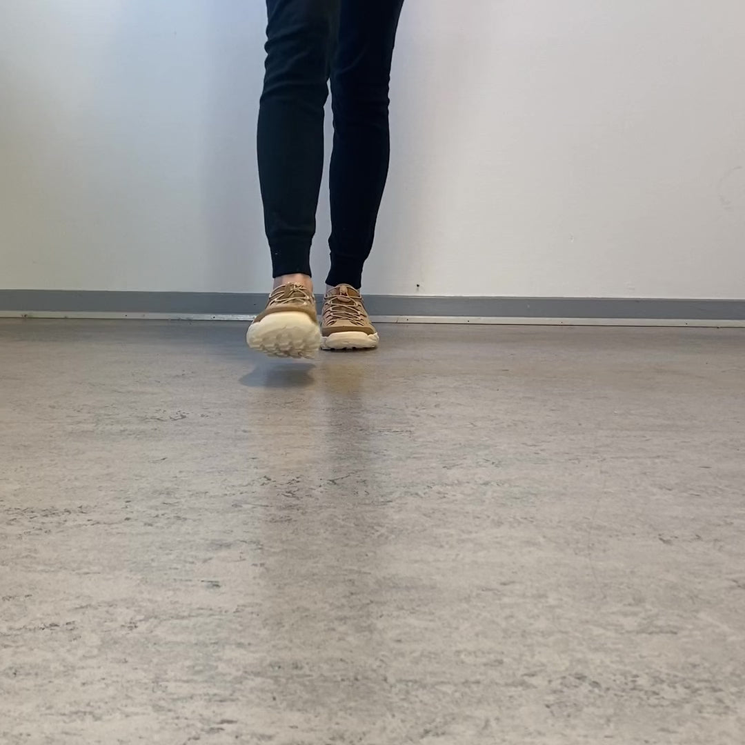 Indlæs video: Merrell vandresandal – let, åndbar &amp; stødabsorberende sandal