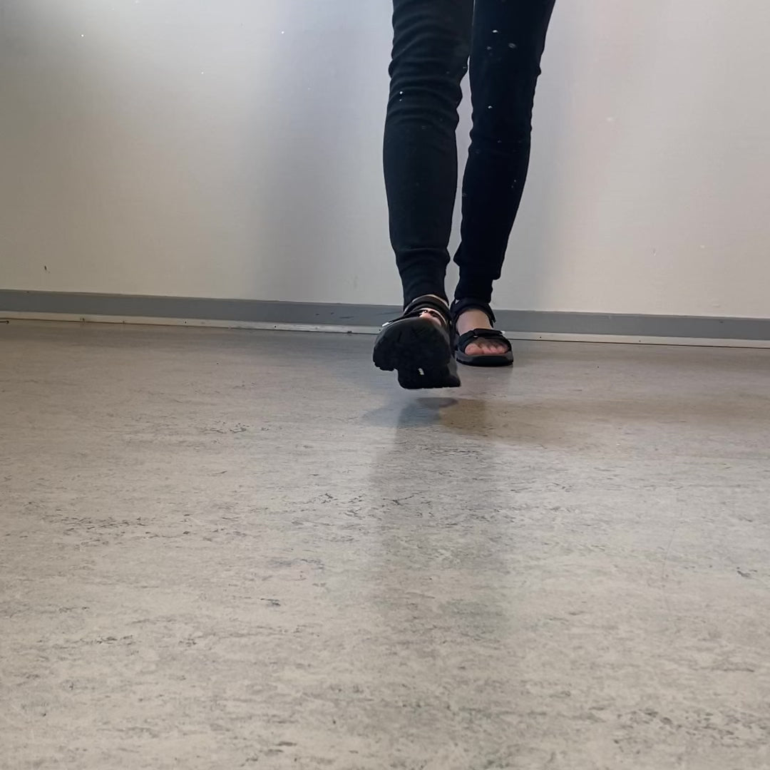 Indlæs video: Sort Merrell sandal med stødabsorberende komfort til aktiv hverdag