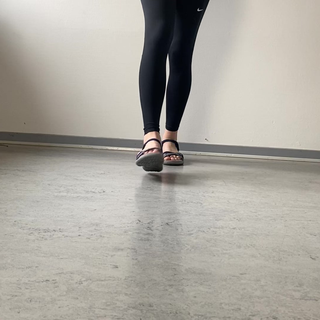 Indlæs video: Navy sandal med elastikremme &amp; velcro – rolig &amp; maritim stil