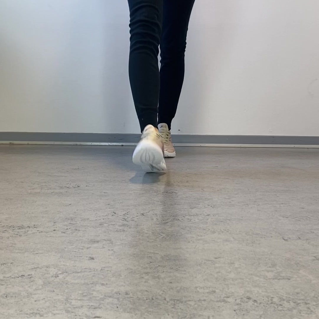 Indlæs video: Beige letvægts sneakers i mesh med stødabsorberende sål