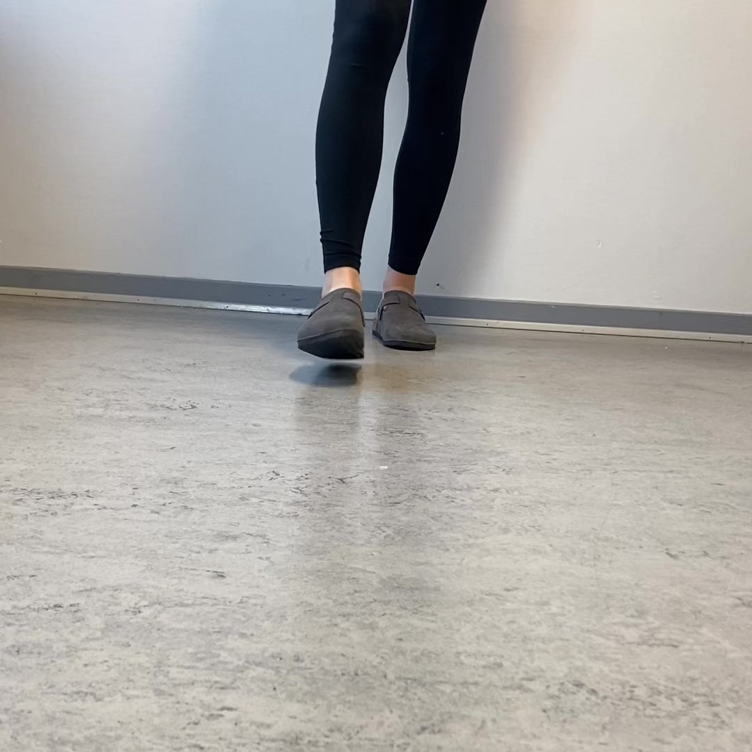 Indlæs video: Grå slip on sandal i tekstil – enkel &amp; stilren model
