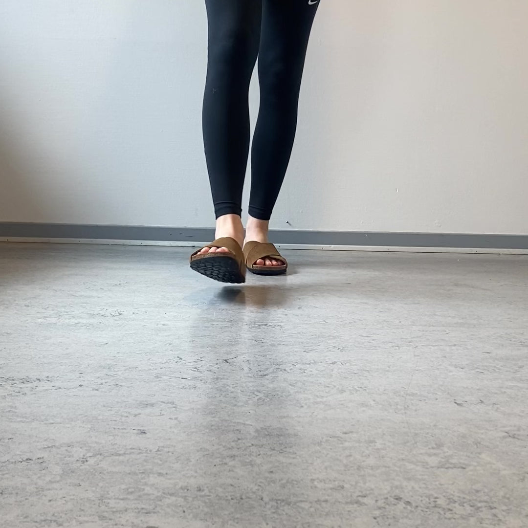 Indlæs video: Serraje Roble – brun slip on sandal med krydsremme &amp; komfort