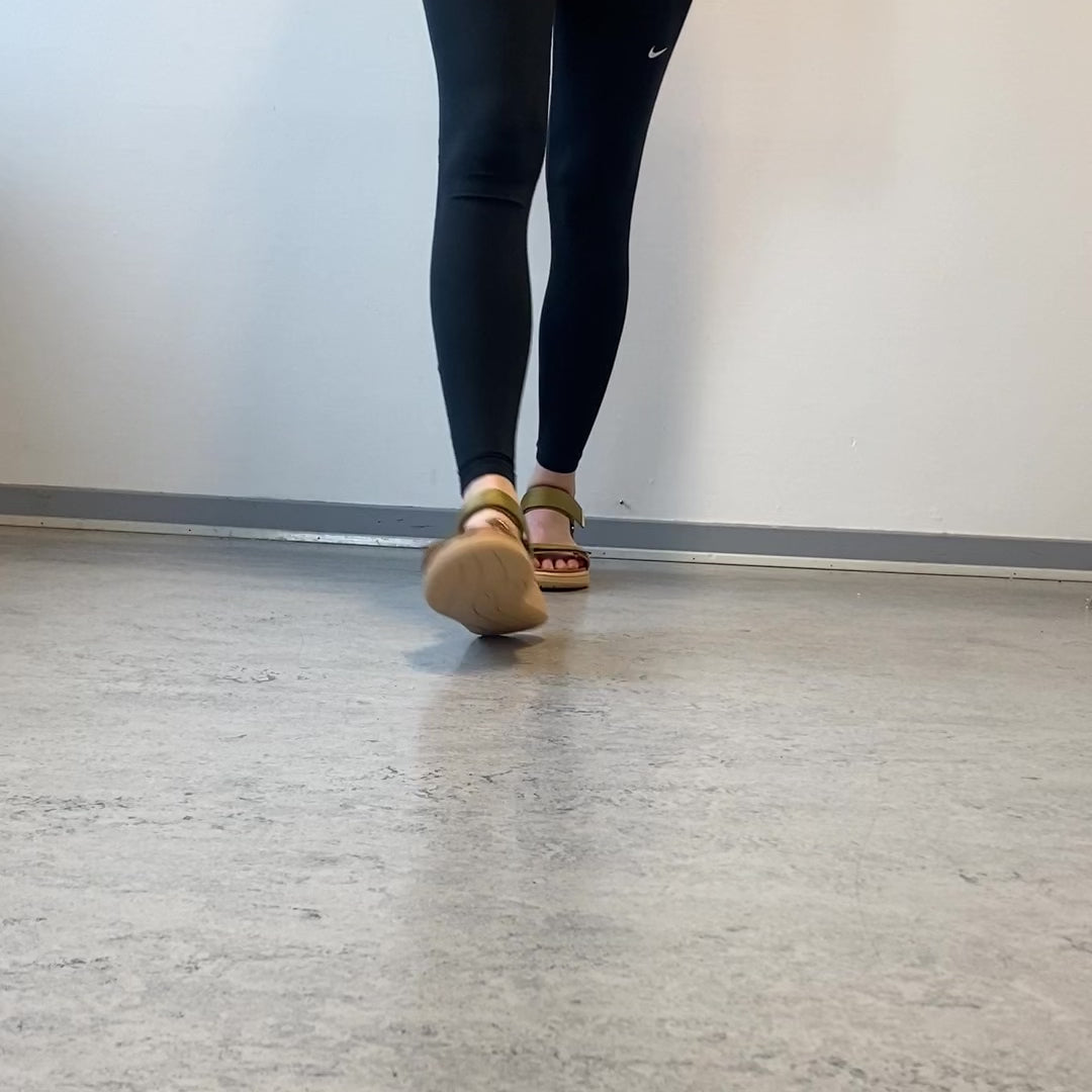 Indlæs video: Woden sandal – Khaki (gylden nuance)