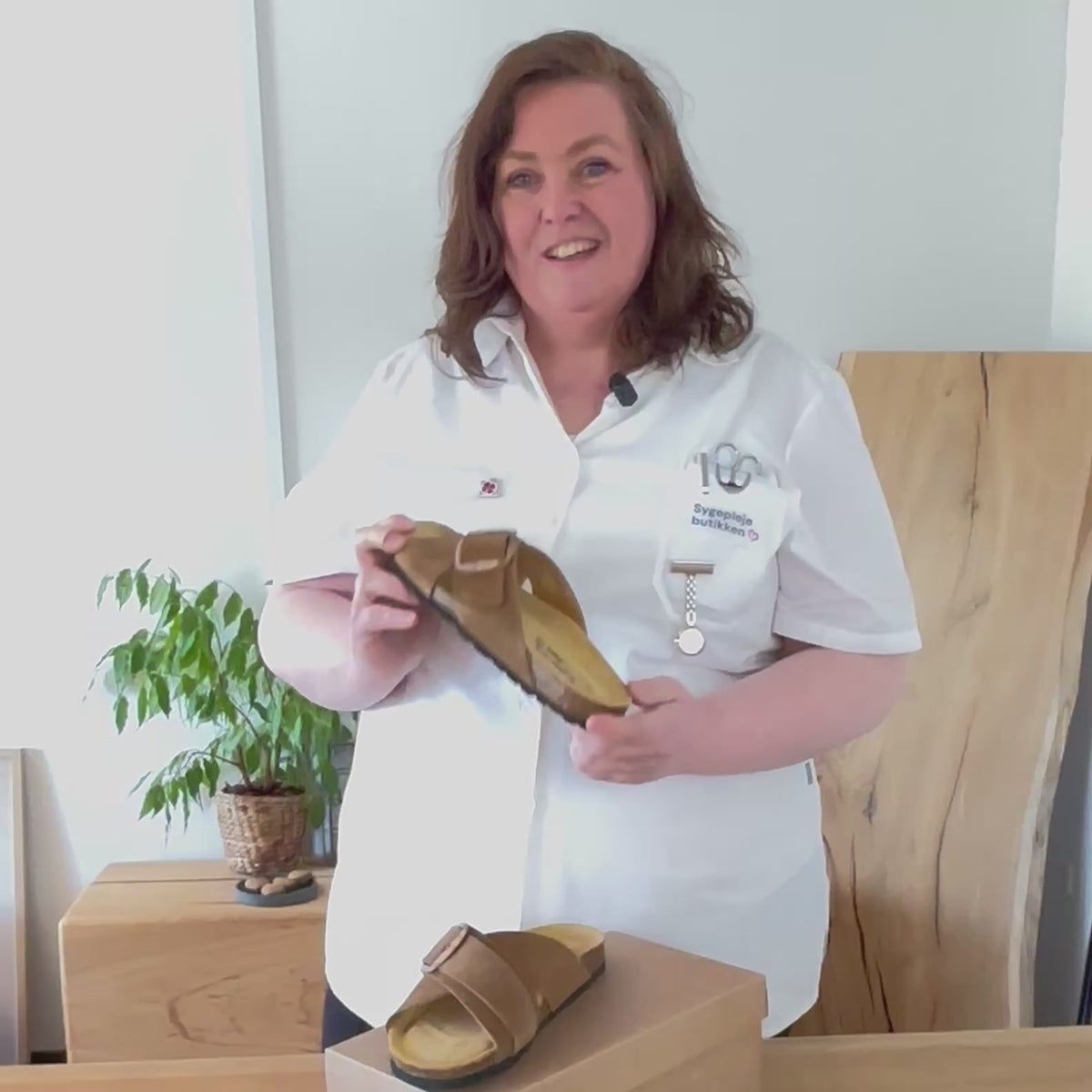 Indlæs video: Brun slip on sandal med dobbelt rem