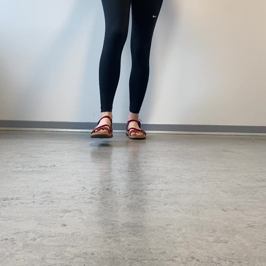 Indlæs video: Rød sandal med elastikremme &amp; velcro – feminin &amp; fleksibel