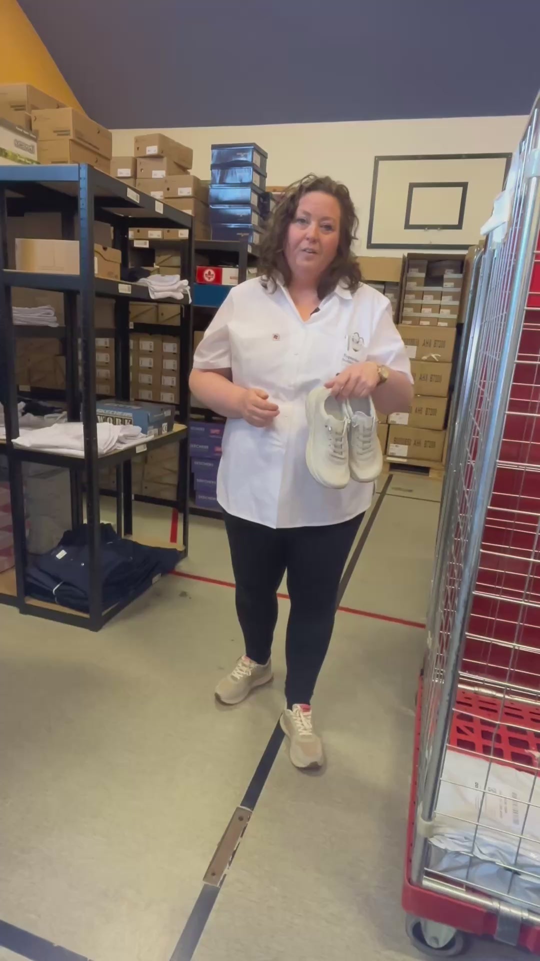 Indlæs video: Beige Whistler sneaker med stødabsorbering og praktisk lynlås
