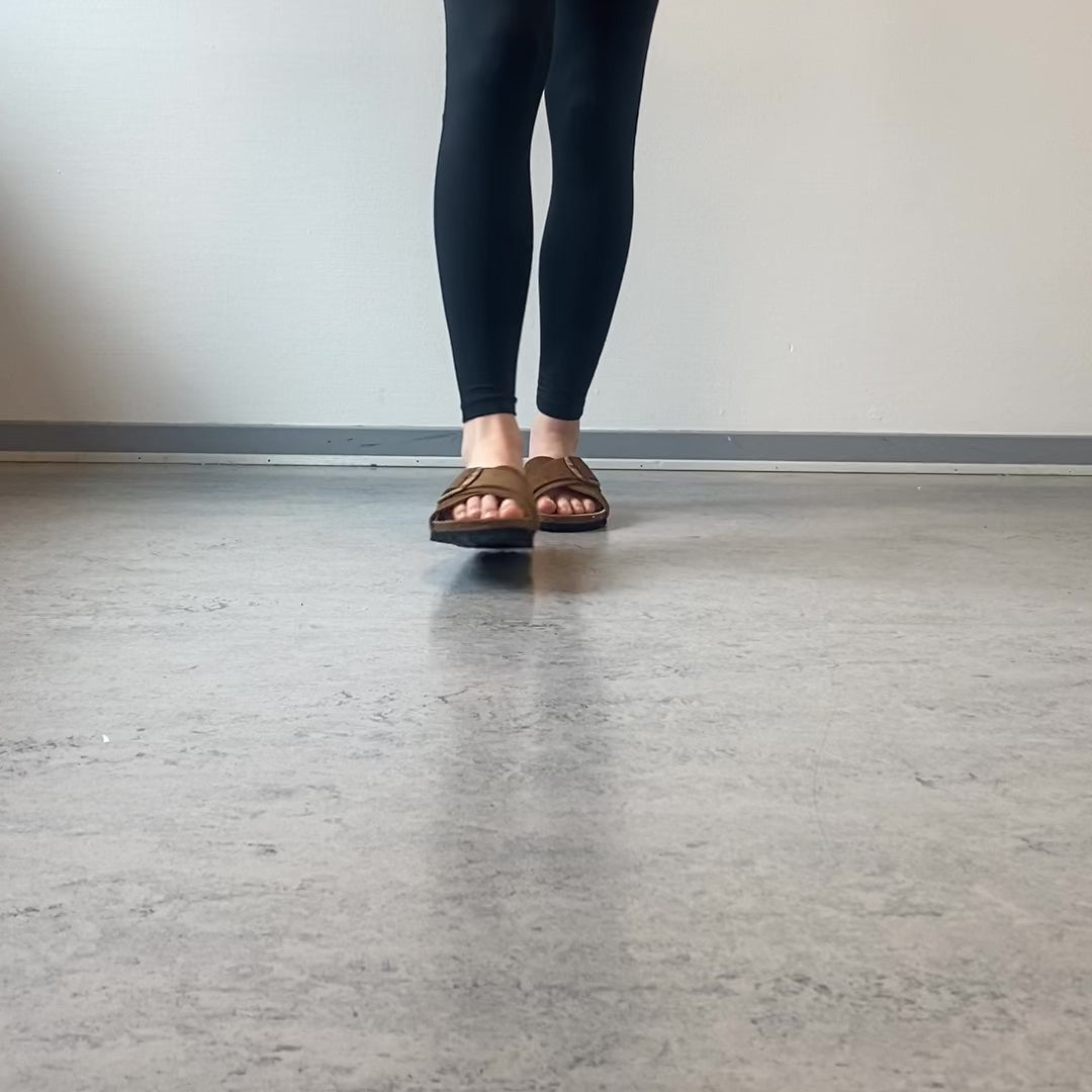 Indlæs video: Brun slip on sandal med dobbelt rem