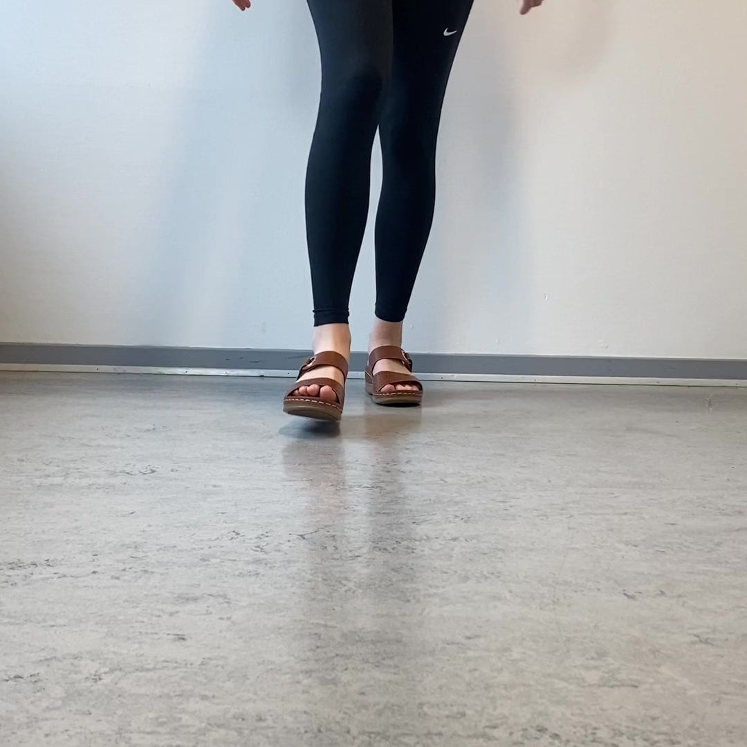 Indlæs video: Brun slip on sandal med velcrorem – varm nuance &amp; feminin silhuet