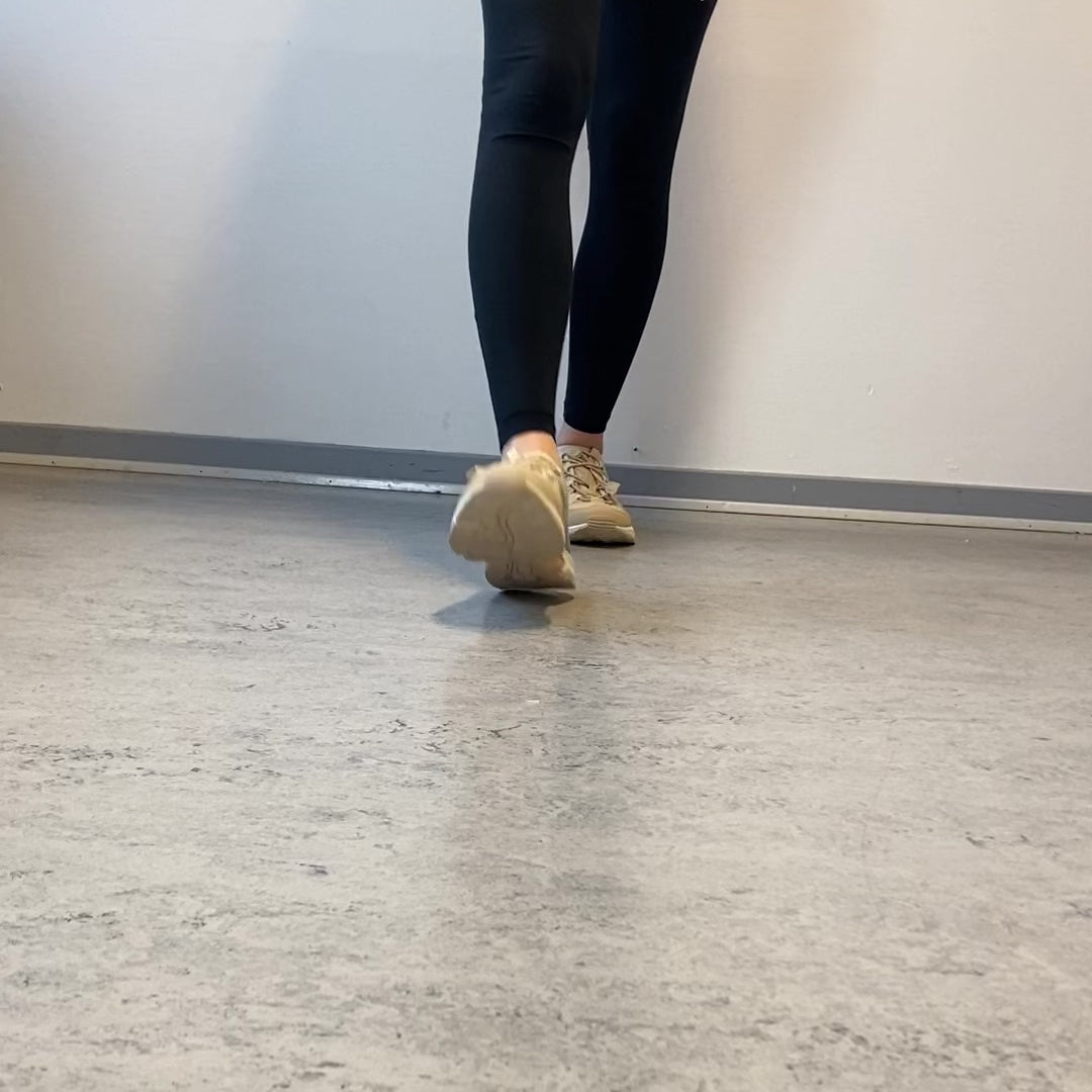 Indlæs video: Whistler Puente W Shoe – åndbar sneaker i beige med elastiksnøre