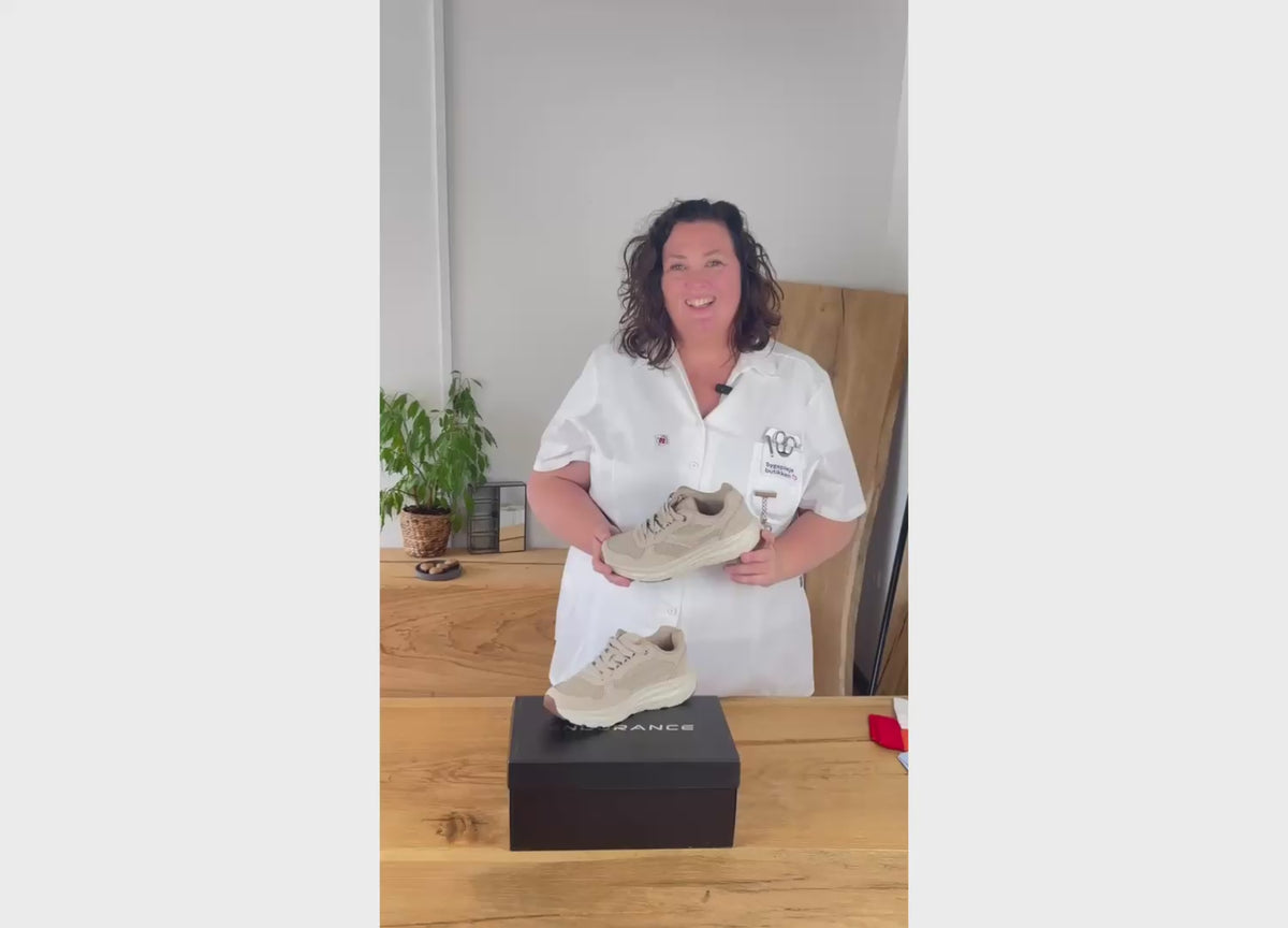 Indlæs video: Endurance komfortsko til dame – let beige sneaker