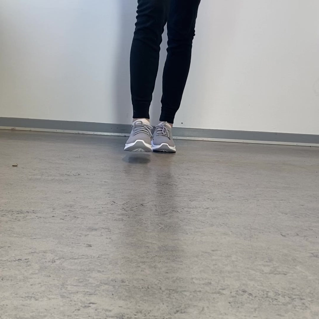Indlæs video: Grå slip-on letvægts sneaker i åndbart strik