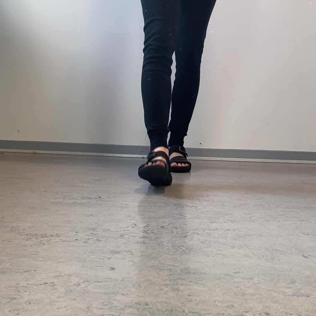 Indlæs video: Sort, let &amp; stødabsorberende sandal til hverdag og arbejde