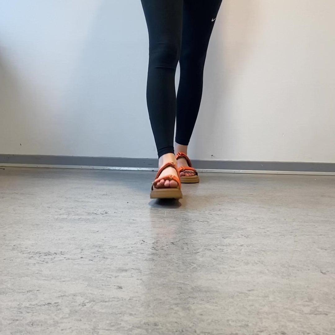 Indlæs video: Orange sandal med justerbare remme &amp; komfortabel sål