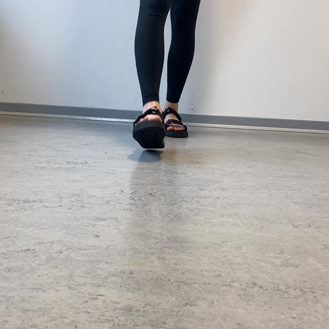 Indlæs video: Sort sandal med justerbare remme &amp; komfortabel sål