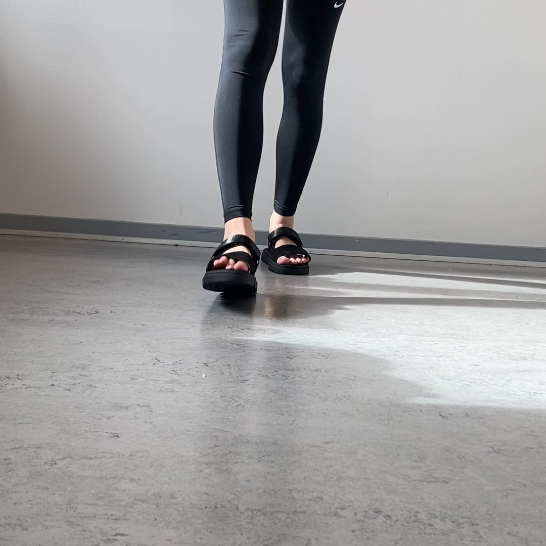 Indlæs video: Sort Duffy sandal med justerbar rem &amp; blød komfort