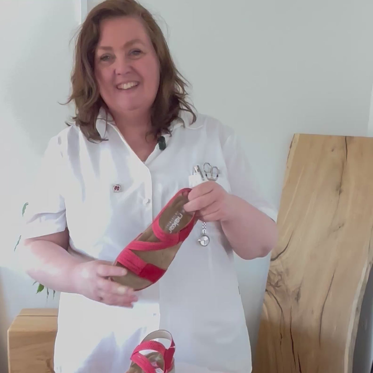 Indlæs video: Rieker sandal i rød til dame – let komfort med blød indersål