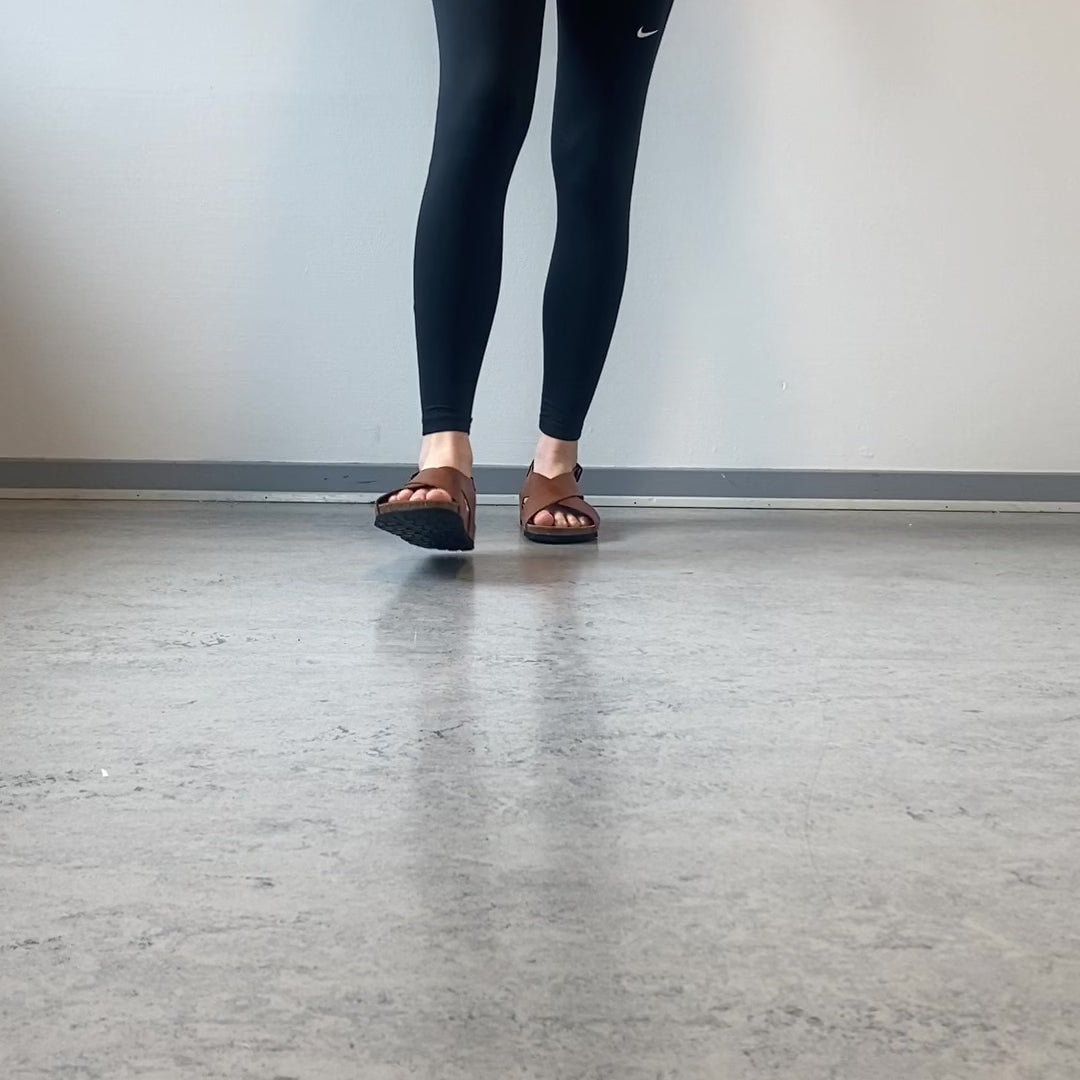 Indlæs video: Brun sandal i glat skind med krydsremme &amp; bagrem | Sygeplejebutikken