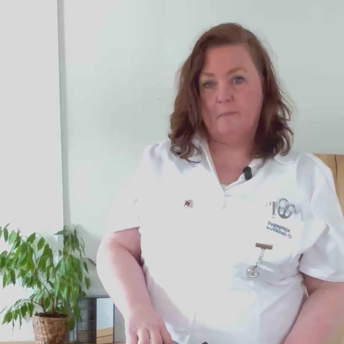 Indlæs video: Rieker damesandal brun – klassisk komfort med justerbar pasform