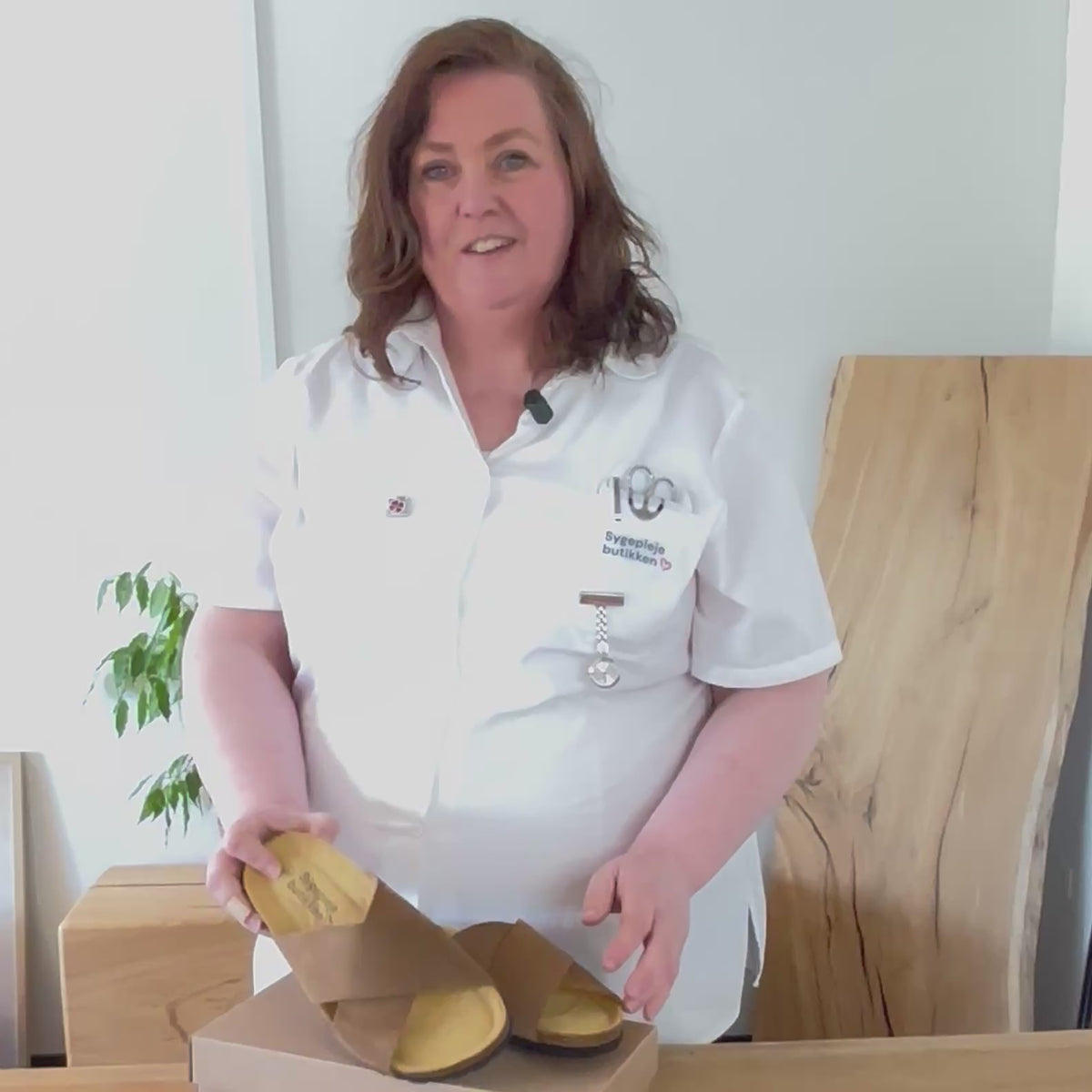 Indlæs video: Serraje Roble – brun slip on sandal med krydsremme &amp; komfort