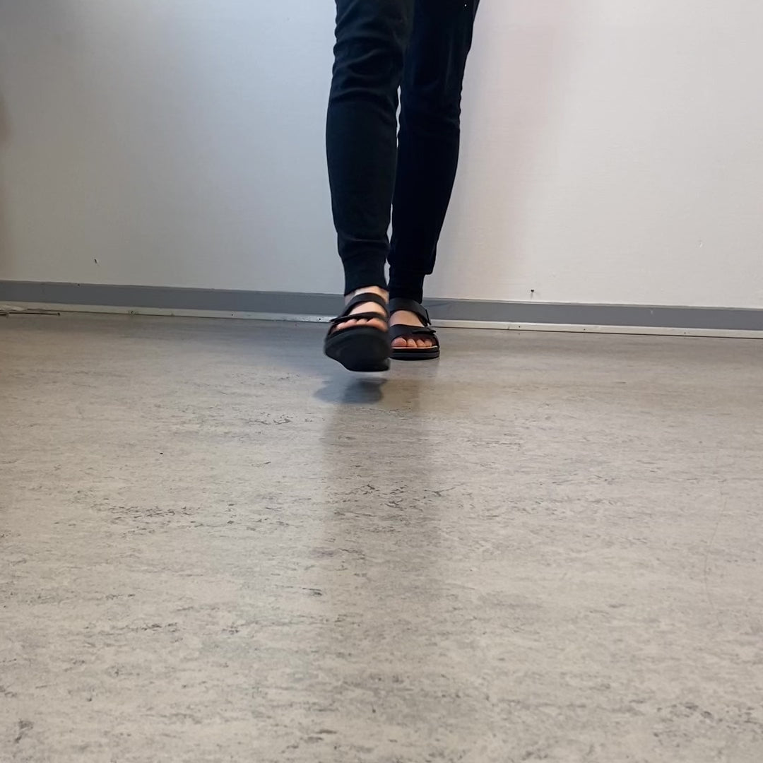 Indlæs video: Sort sandal med justerbare remme &amp; blød komfortsål