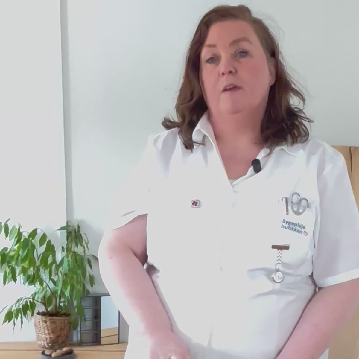 Indlæs video: Sort Merrell sandal – komfortabel sandal med justerbar pasform