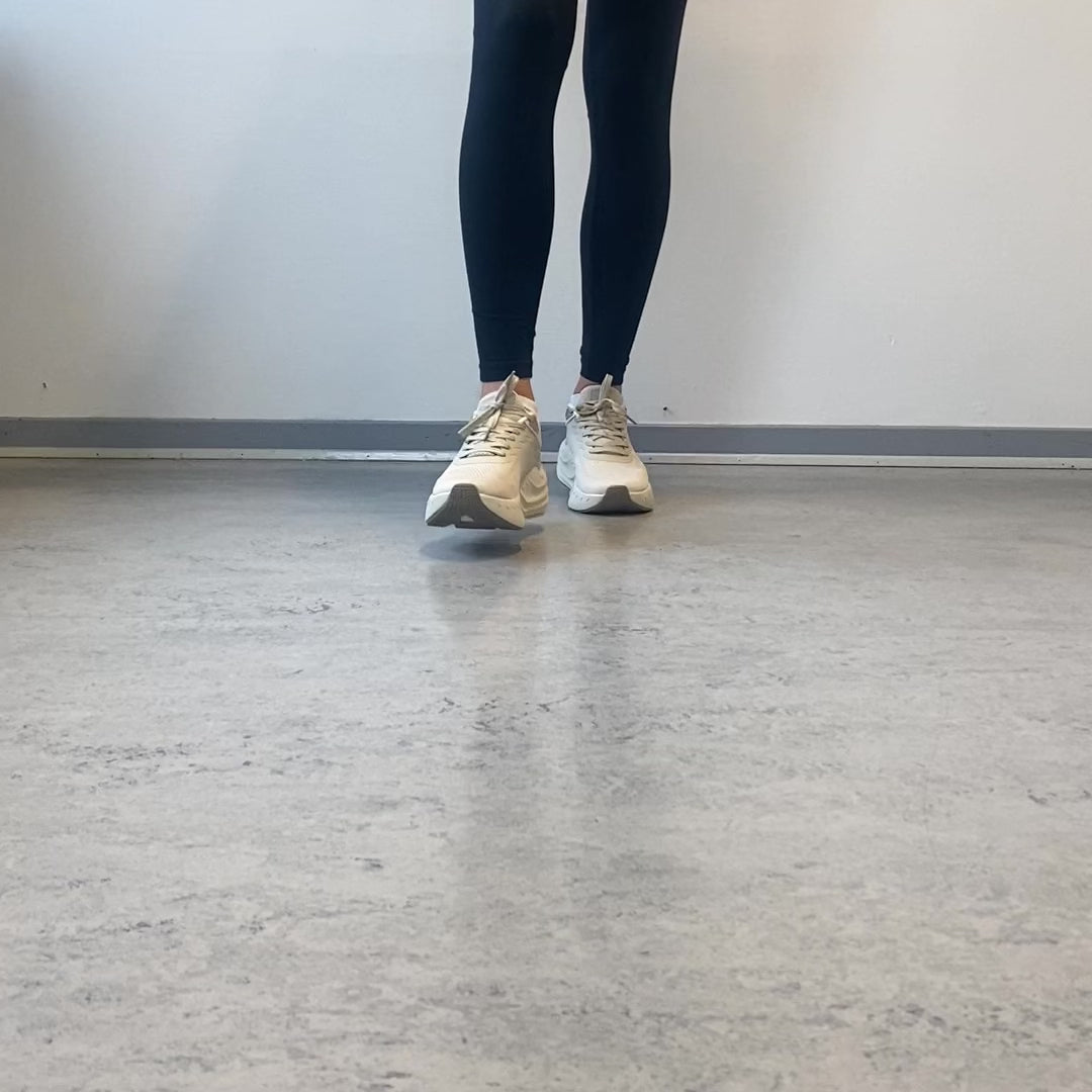 Indlæs video: Beige sko med gængesål – Sygeplejebutikken