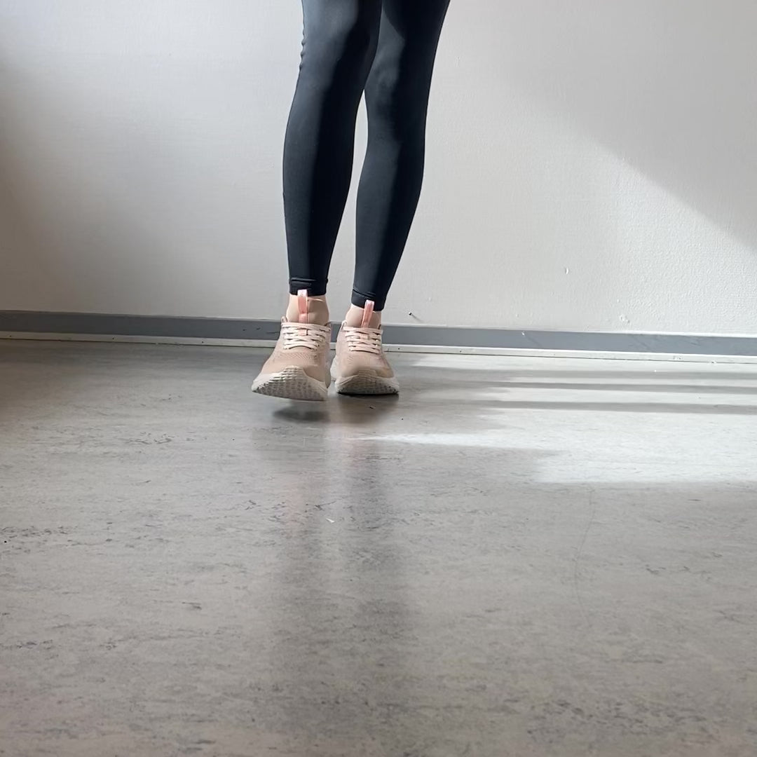Indlæs video: Rugged Gear Simple Sport – let og komfortabel sneaker i rosa