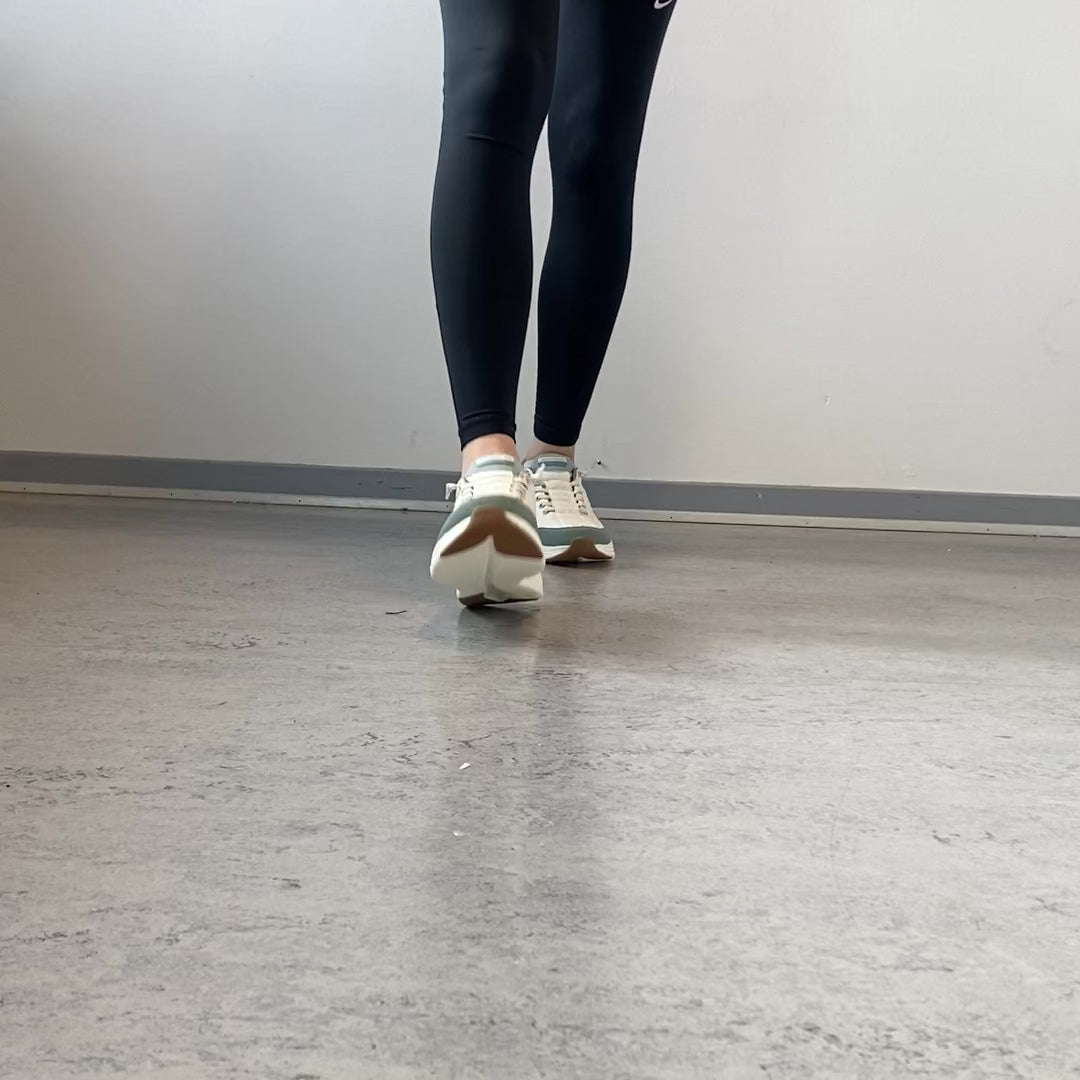 Indlæs video: Skechers Slip-ins – Contour Foam Cozy Fit – hvid/grøn