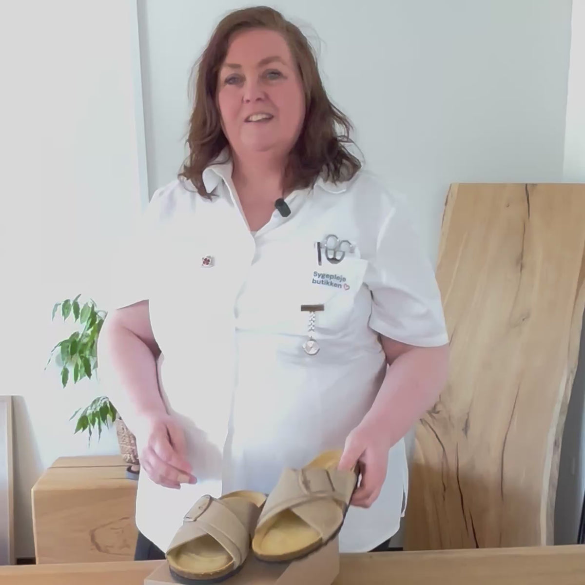 Indlæs video: Lys brun slip on sandal i skind med dobbelt rem