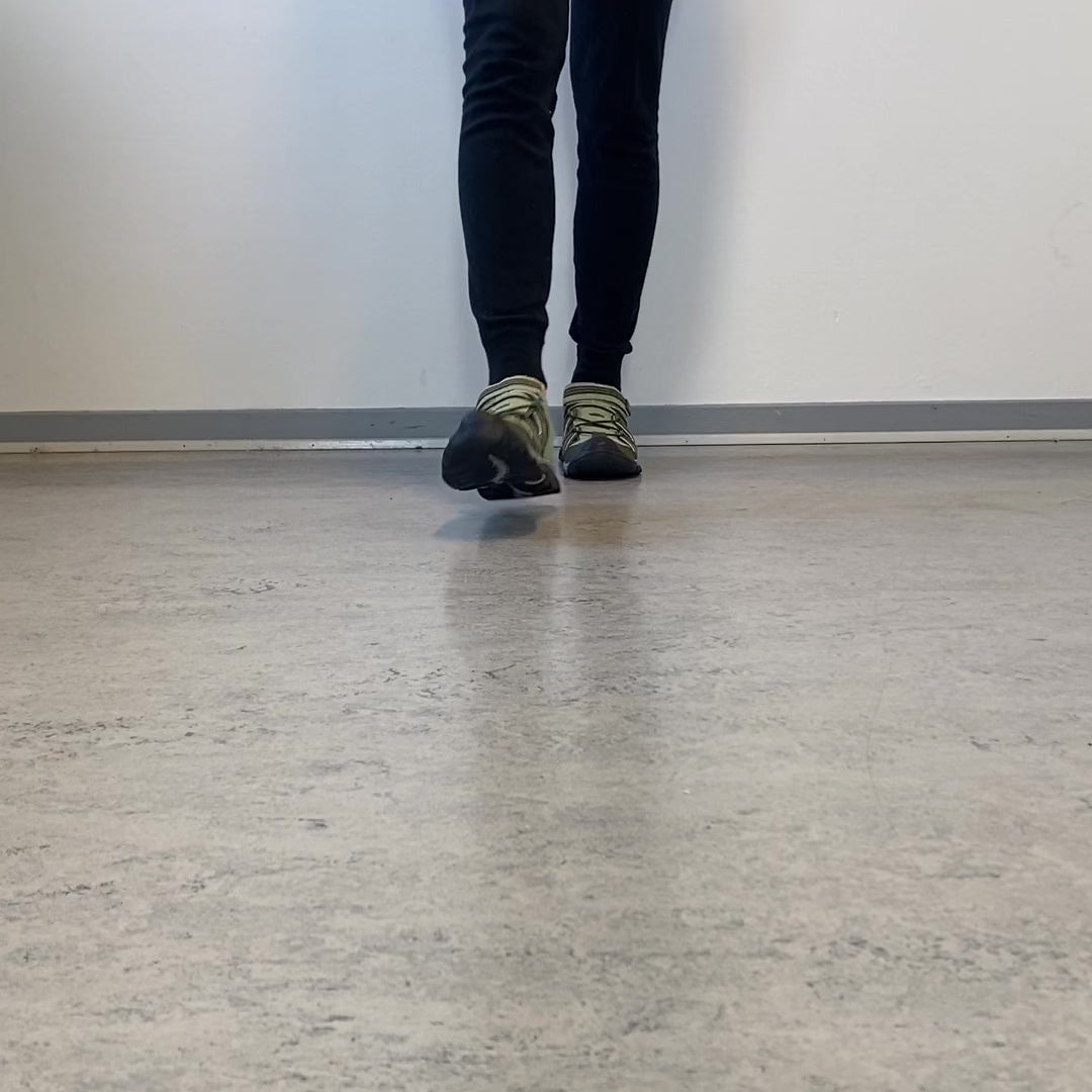 Indlæs video: Robust vandresandal i khaki med god støtte