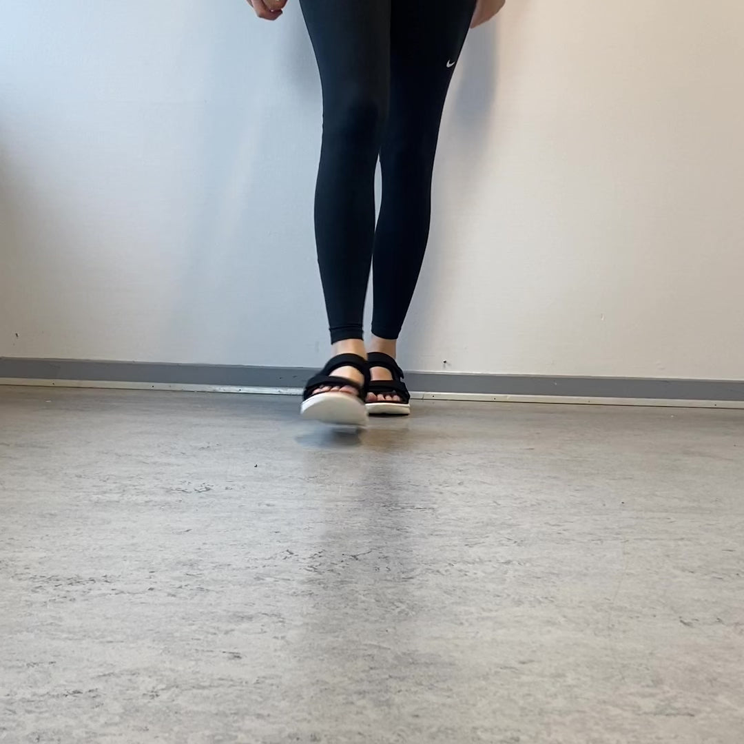 Indlæs video: Sort komfortabel sandal med justerbare remme &amp; let stødabsorbering