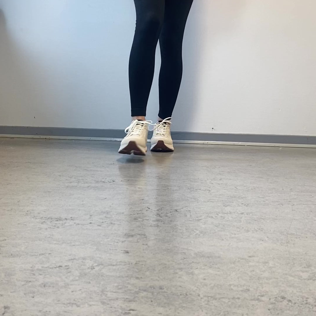 Indlæs video: Mathilde Runner Leather – Blanc de Blanc fra WODEN
