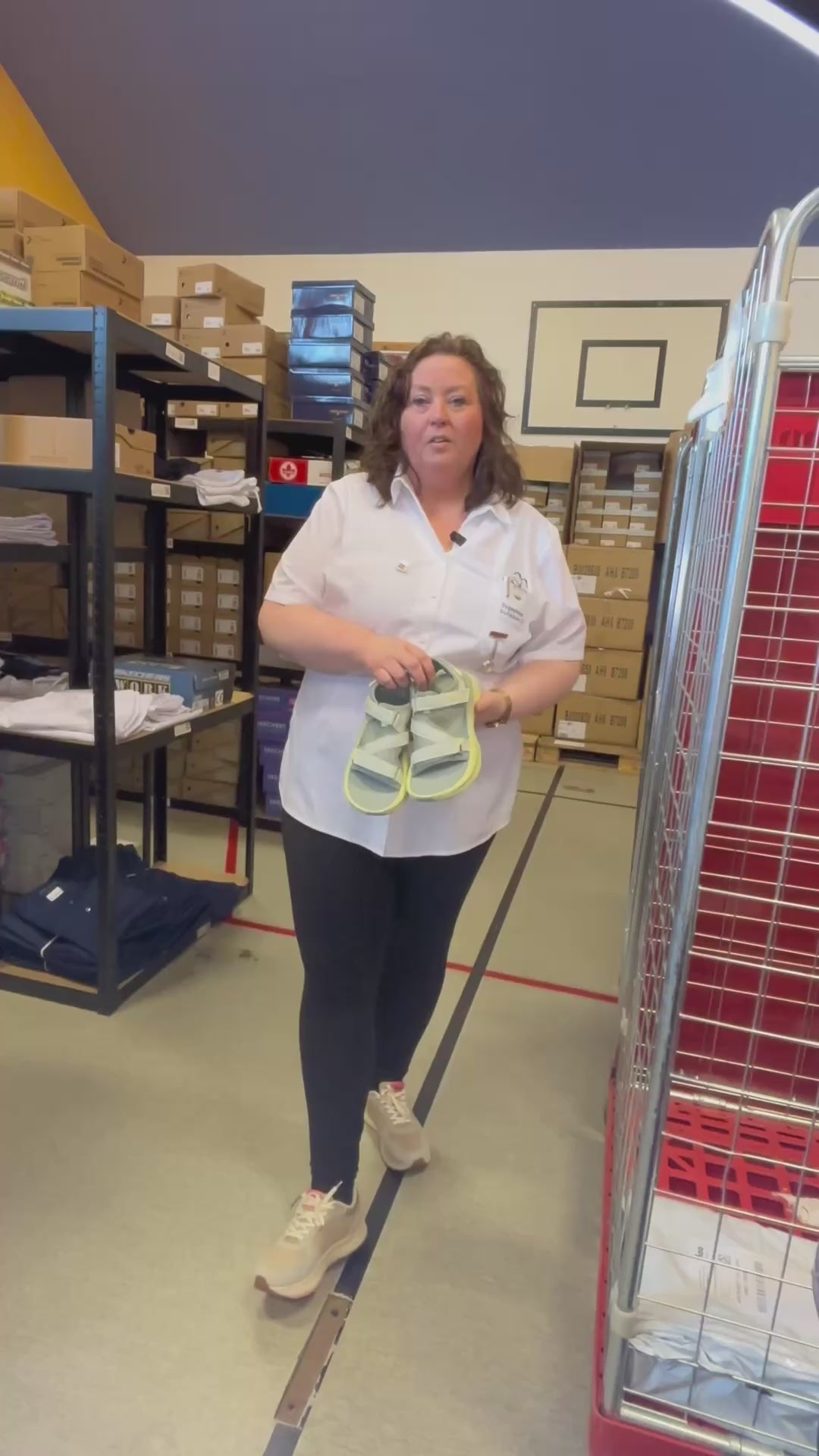 Indlæs video: Grøn Teva sandal med maksimal stødabsorbering og sikkert greb