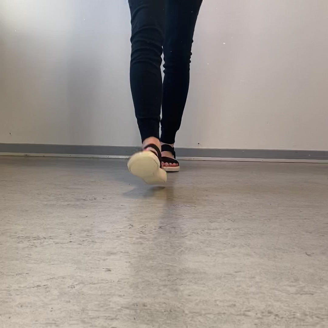 Indlæs video: Sort Cph-Comfort sandal – blød sandal til arbejde og hverdag