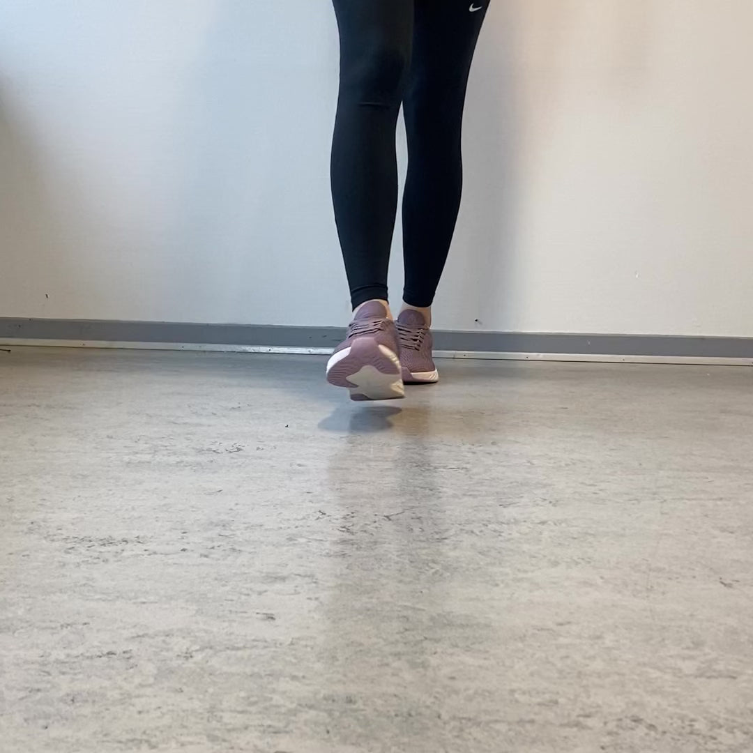 Indlæs video: Linares W Wide Fit Shoe – mørk rosa letvægtssko med ekstra bredde
