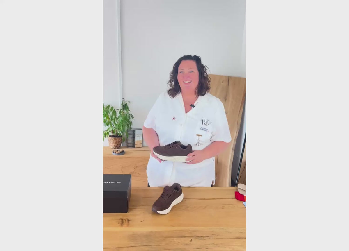 Indlæs video: Endurance komfortsko til dame – let brun sneaker