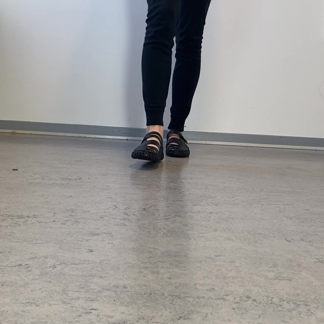 Indlæs video: Sort komfort sandal med lukket tå &amp; fleksibel sål