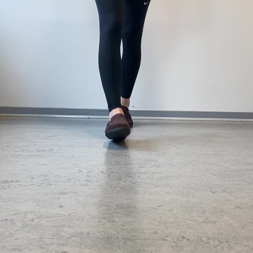 Indlæs video: Mørkebrun slip on sandal i tekstil med justerbart spænde