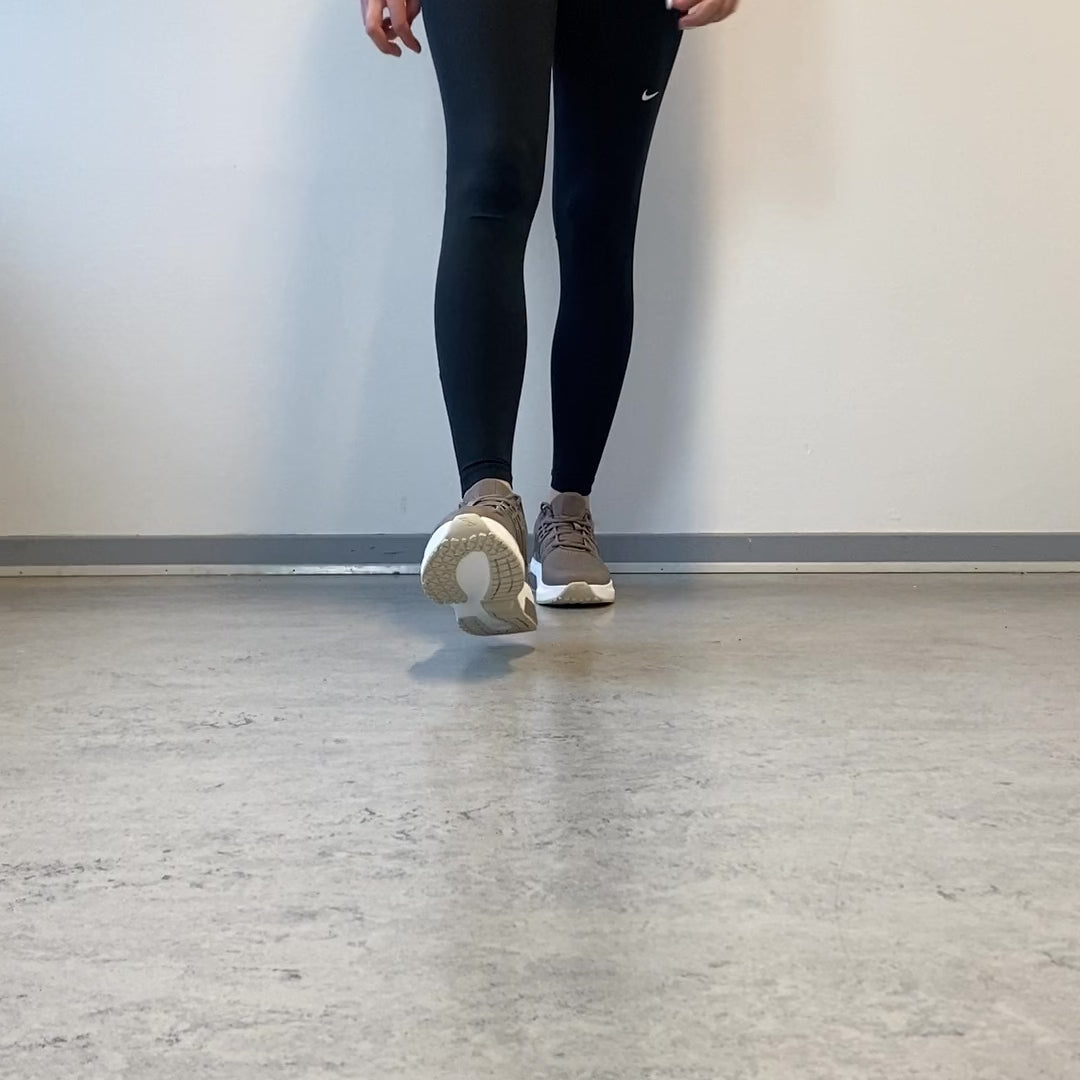 Indlæs video: Gaitline Advance Lite – Stødabsorberende komfort i beige med hvid bund