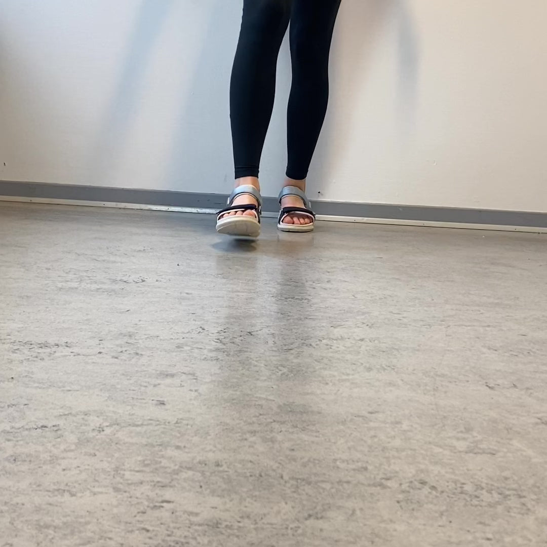 Indlæs video: Woden sandal Moonstone Multi i blå, grønne &amp; beige nuancer