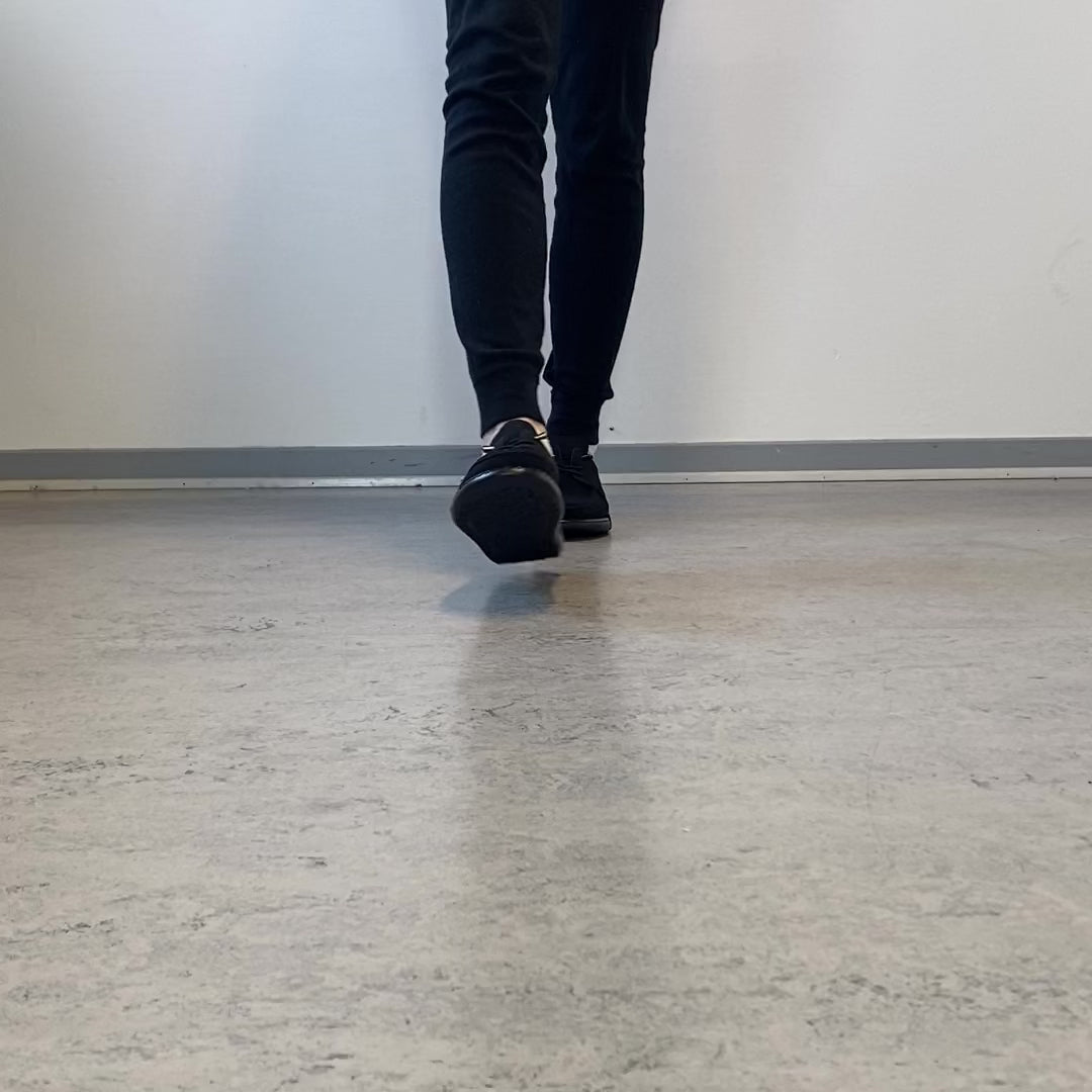 Indlæs video: Sort slip-on sko i blød ruskind med fleksibel sål