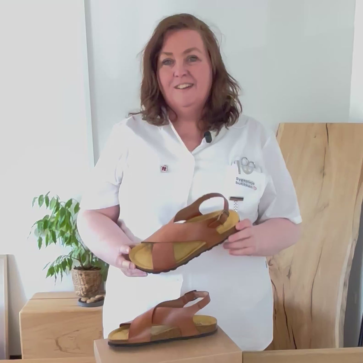 Indlæs video: Brun sandal i glat skind med krydsremme &amp; bagrem | Sygeplejebutikken