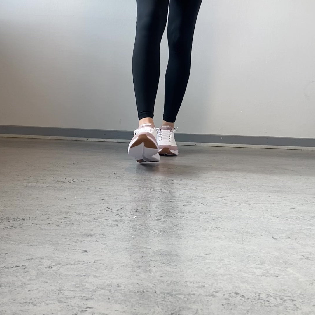 Indlæs video: Skechers Slip-ins – Contour Foam Cozy Fit – hvid/lavendel