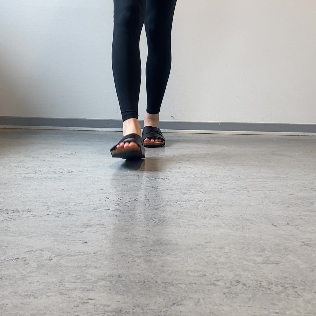 Indlæs video: Slip on sandal i sort glat skind med krydsremme – komfort og støtte
